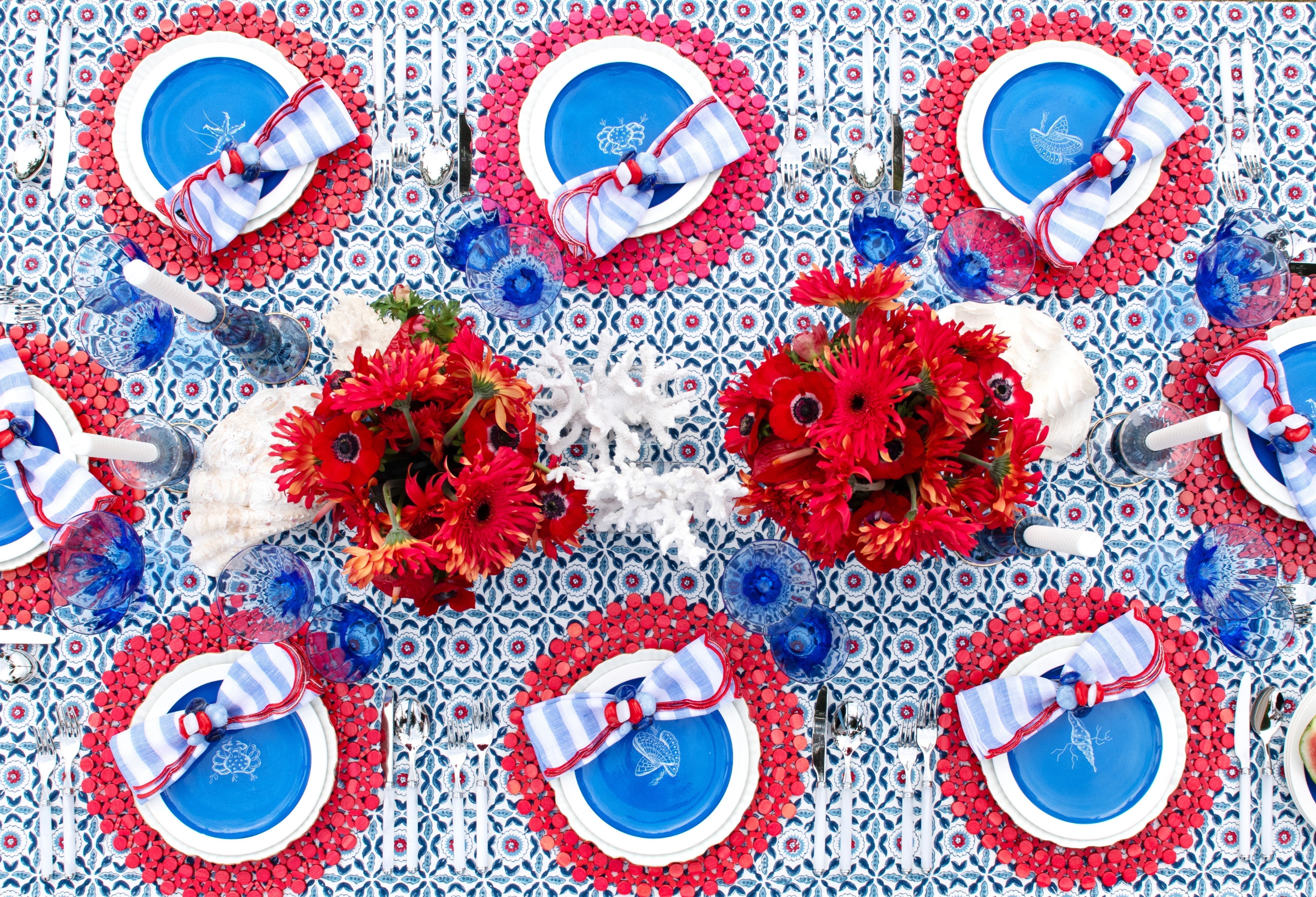 dinnerware trends 2025 cherry red cobalt blue decor