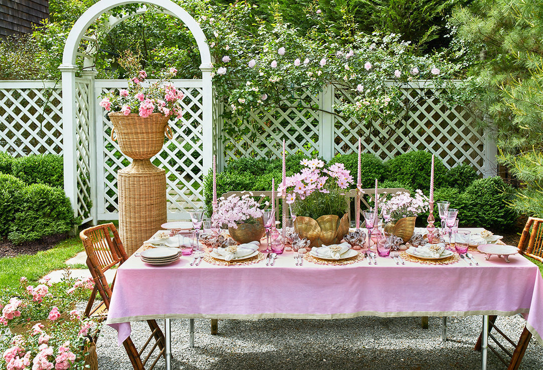 Mother’s Day table setting with chic, pink decor for outdoor celebration