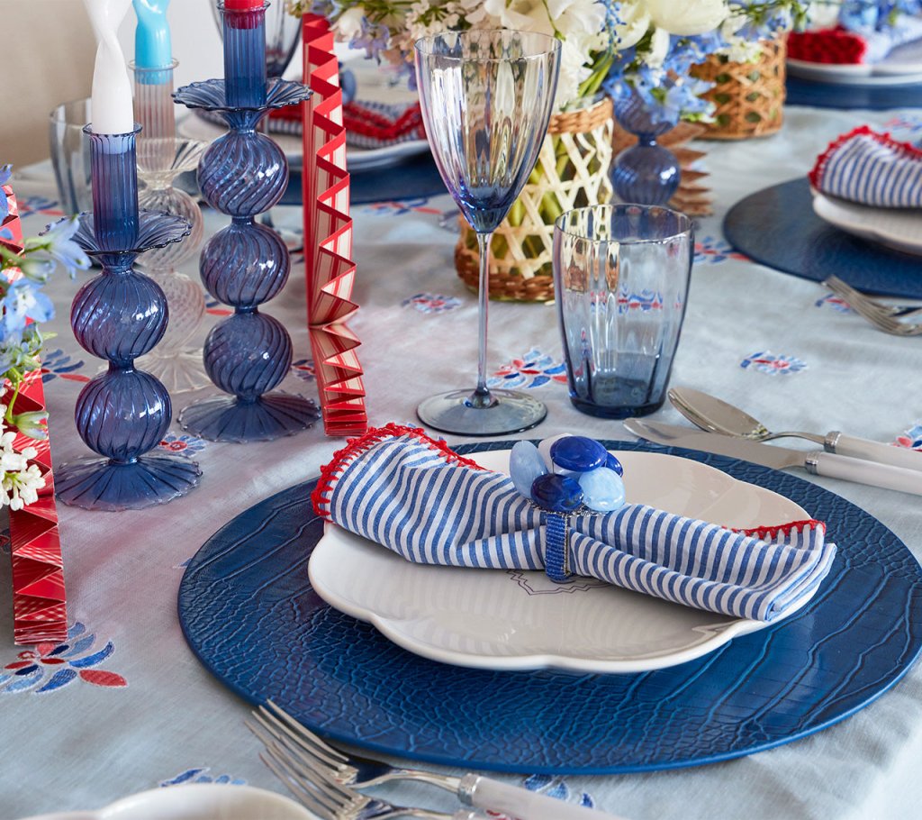 Kim Seybert, Inc.Seersucker Napkin in Navy & Red, Set of 4Napkins