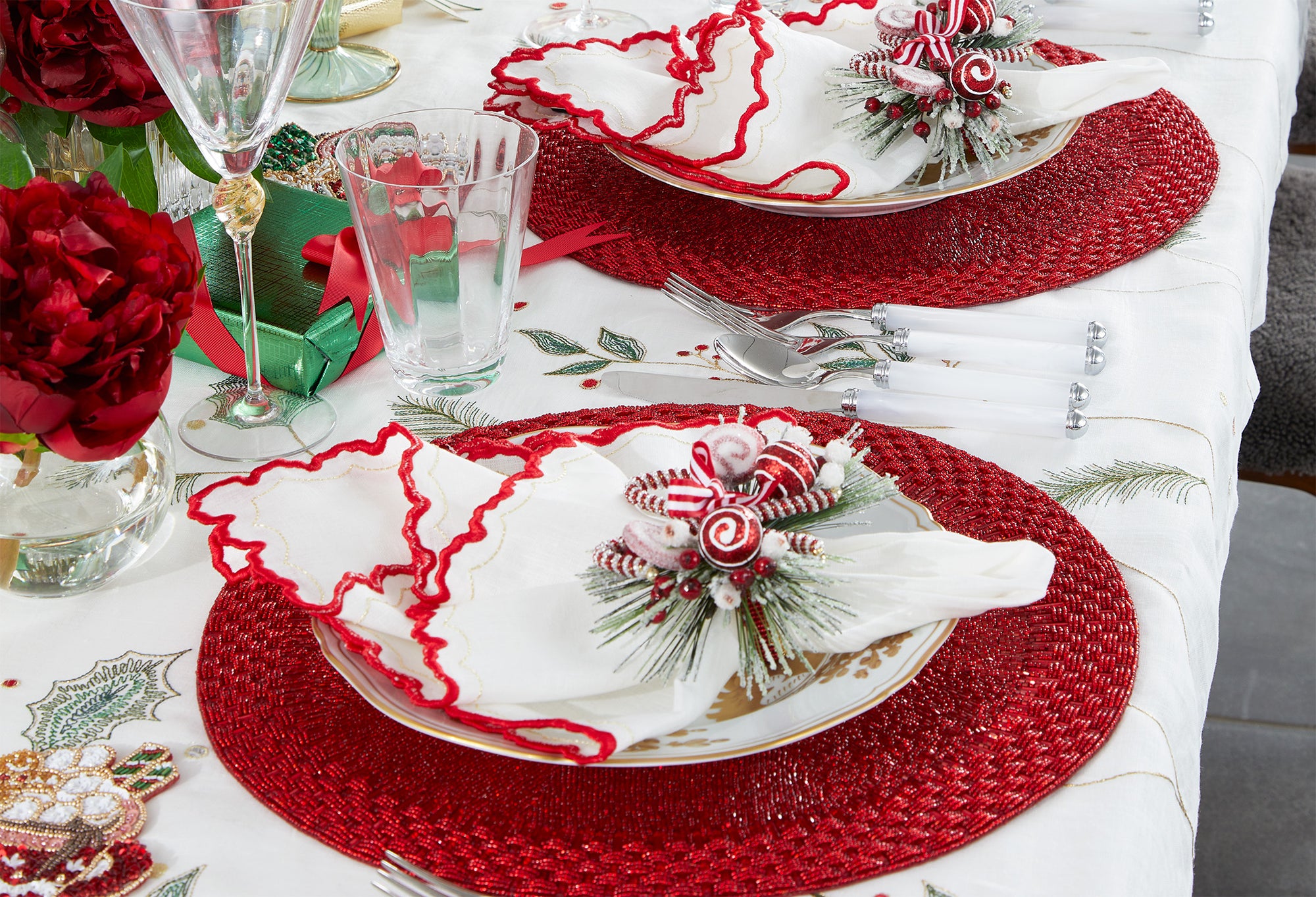 How to Use Holiday Tableware for Beautiful Seasonal Celebrations