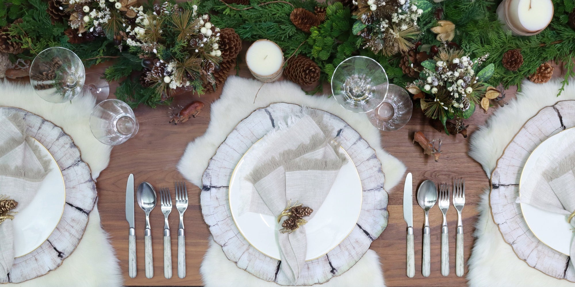 Warm alpine chalet dining scene with rustic wood table, candles, and Swiss holiday décor creating a cozy mountain atmosphere.