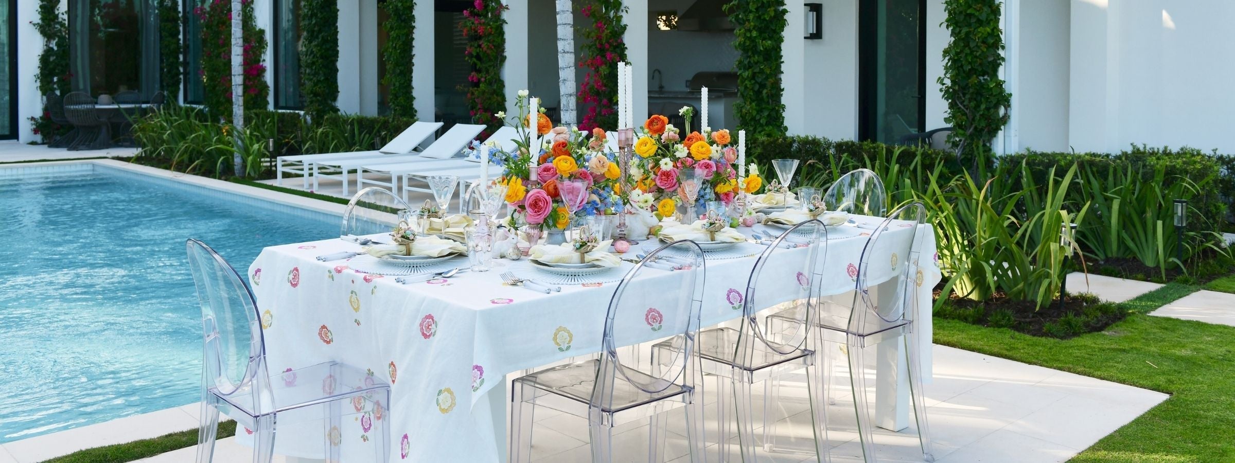 Kim Seybert Luxury Mira Tablecloth with round Bamboo Placemats and Cosmos Napkin Ring