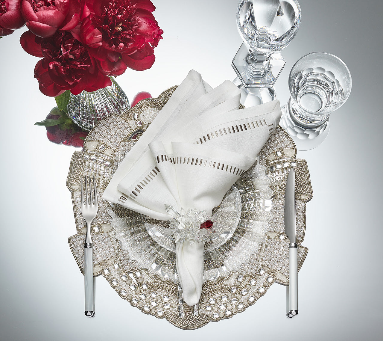 Kim Seybert Luxury Harmonie Napkin in white, navy & silver