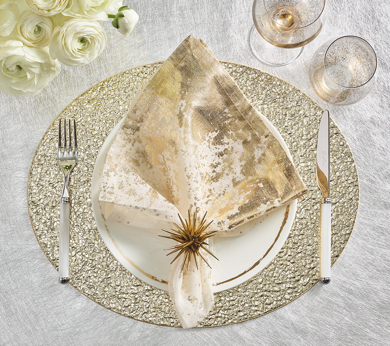 Kim Seybert Luxury Metafoil Napkin in White & Gold