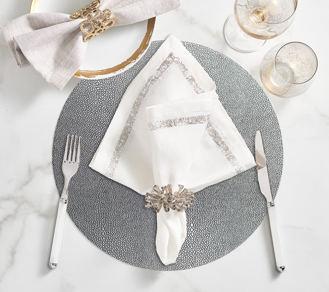 Kim Seybert Luxury Impression Napkin in White & Silver