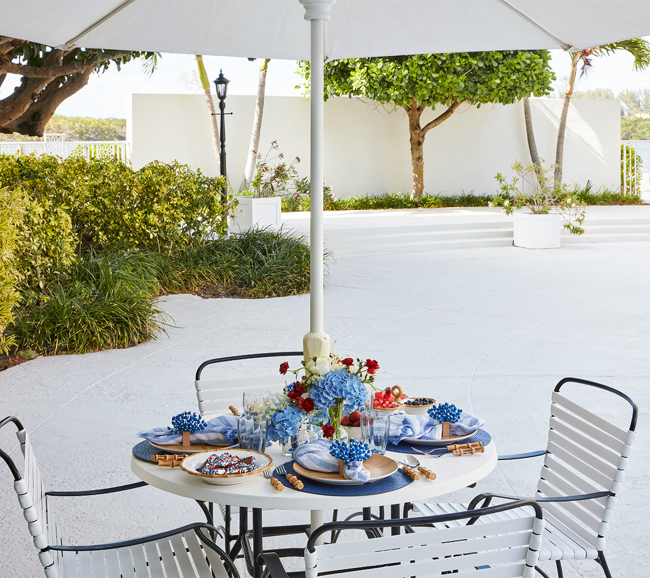 Kim Seybert Luxury Linea Napkin in white & blue