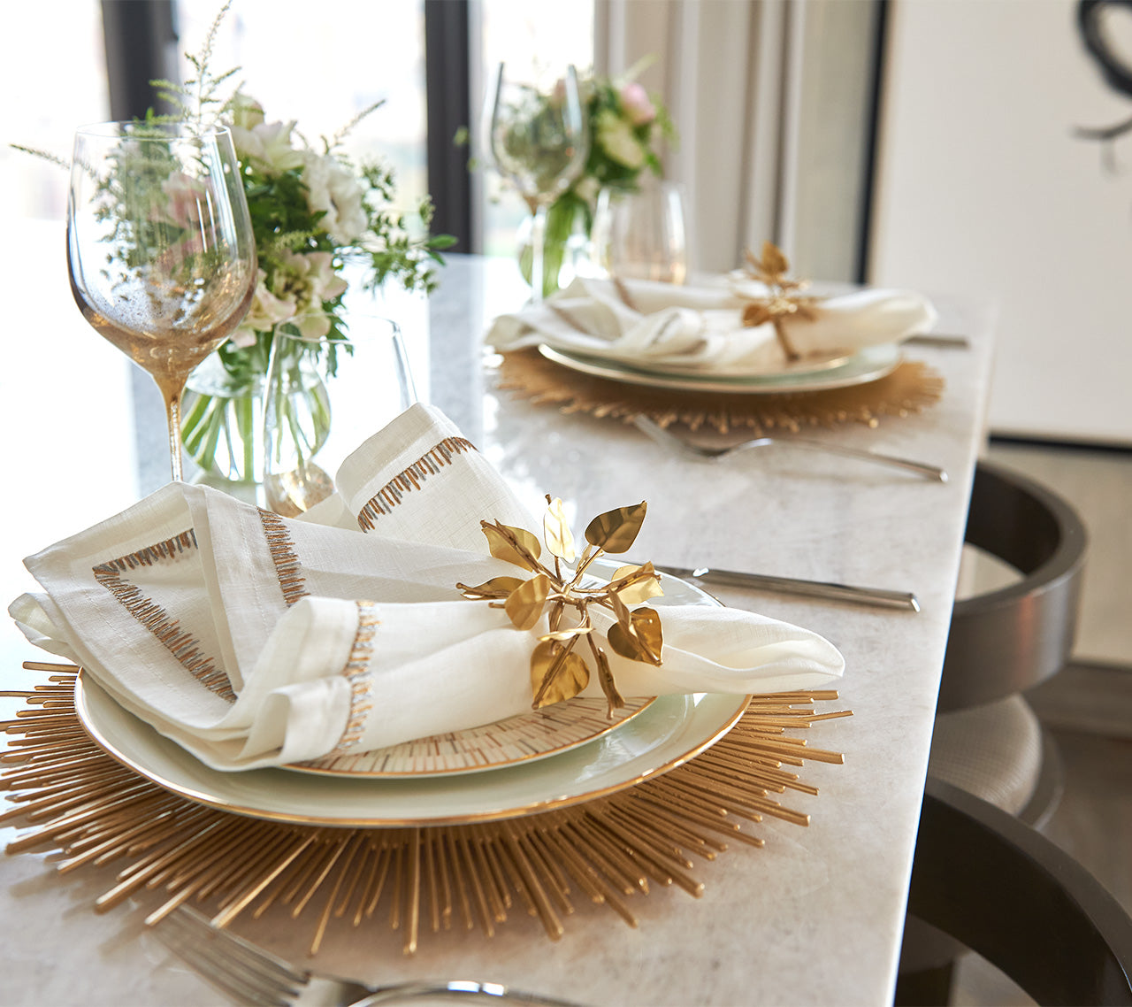 Kim Seybert Luxury Filament Napkin in White & Gold & Silver