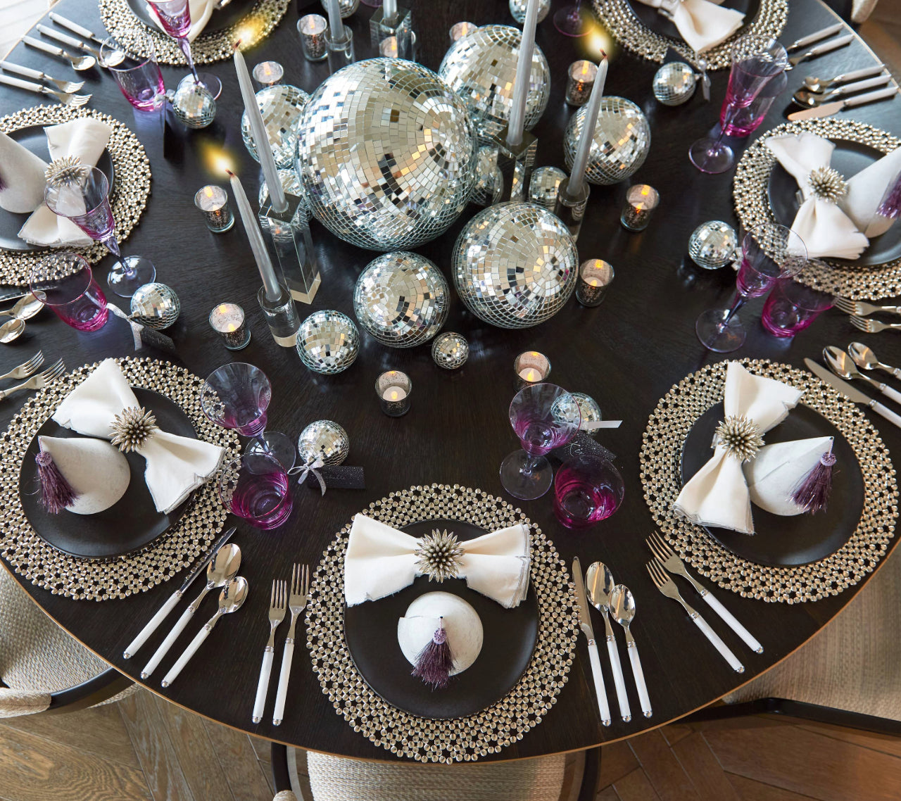 Kim Seybert Luxury Divot Napkin in White & Silver