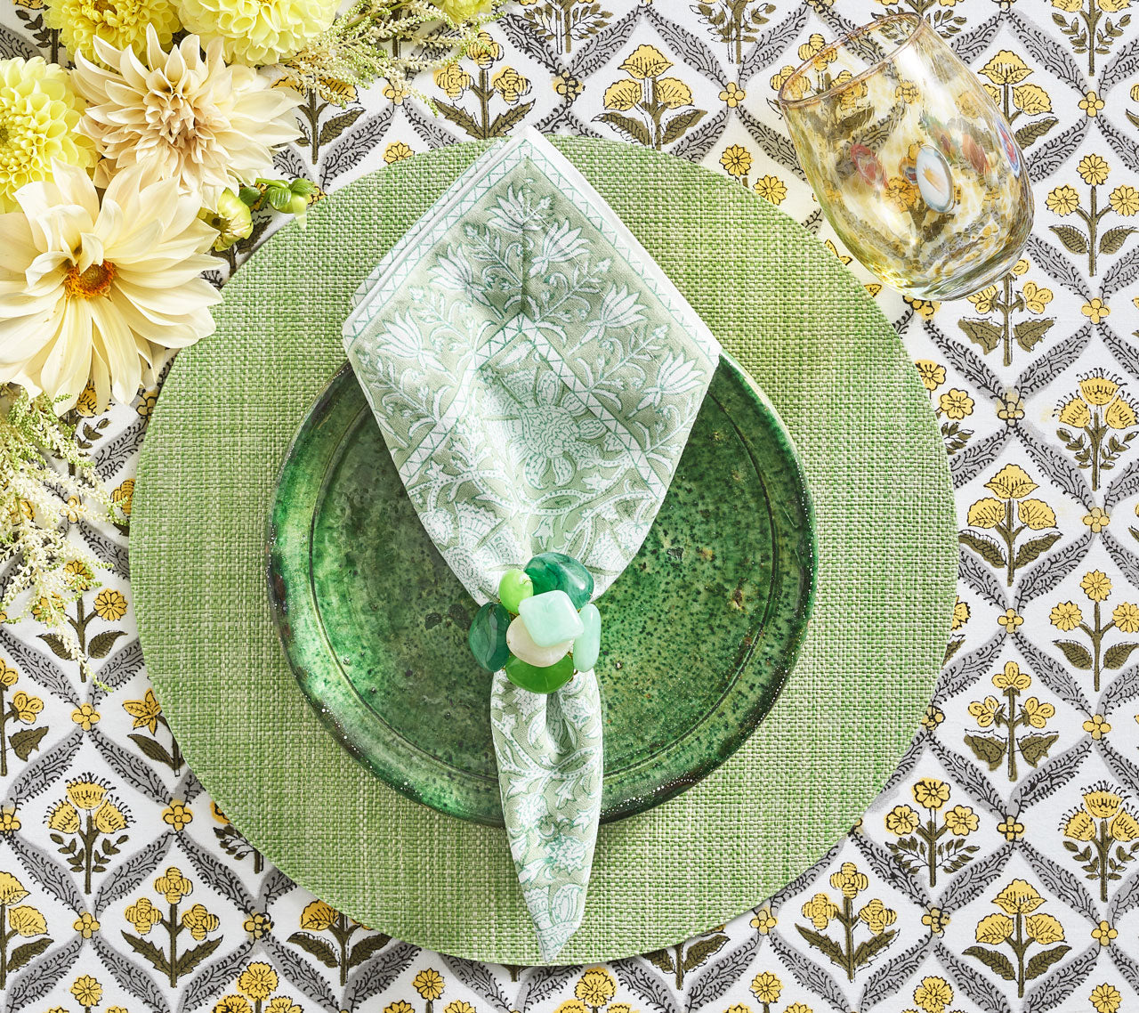 Green place setting featuring the Portofino Placemat in green