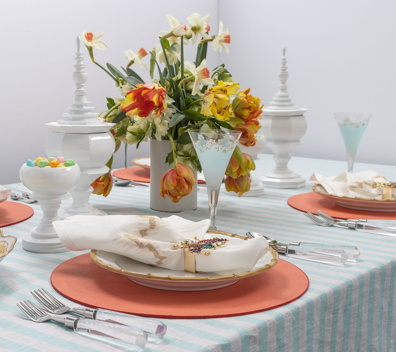 Kim Seybert Luxury Linea Tablecloth in White & Seafoam
